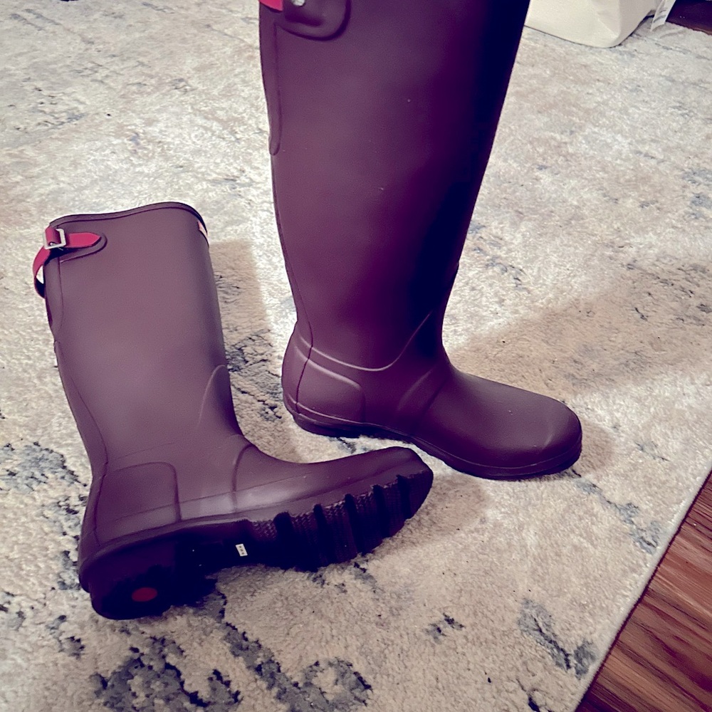 Tall burgundy Hunter boots brand new.